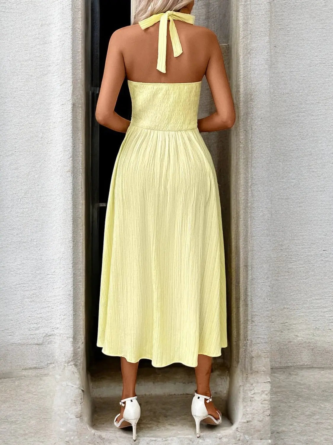 Golden Glow Halterneck Midi Kjole – Tidløs Eleganse Motelys
